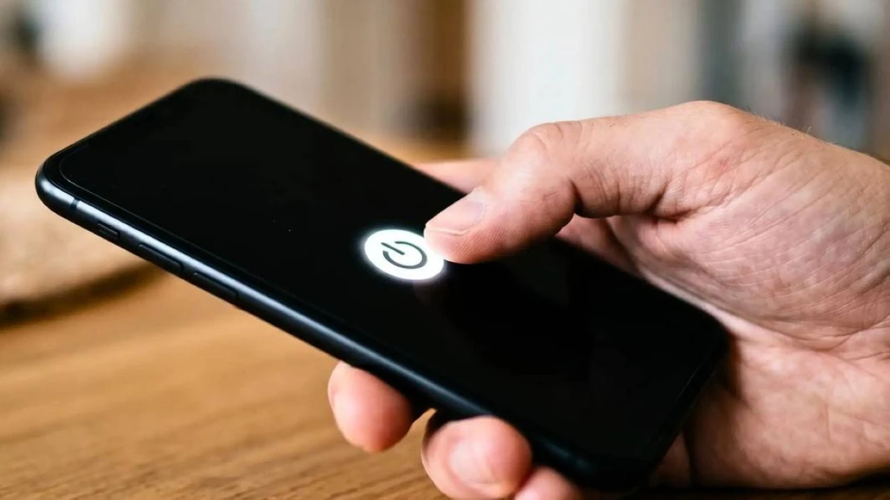 كم مرة تحتاج لإعادة تشغيل هاتفك لتجنب بطء الأداء وتراكم الأخطاء التقنية؟